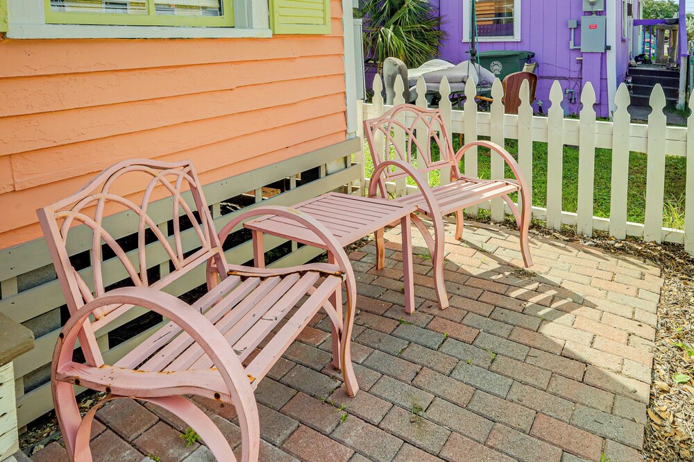 1 Mi to Beach: Colorful Cottage in Galveston!