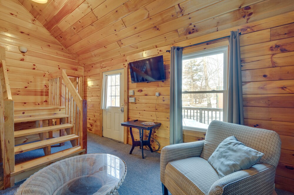 Cozy Laconia Cabin, Close to Winnipesaukee Pier!