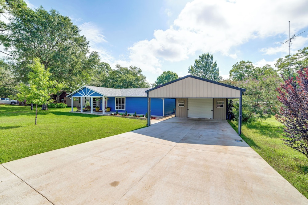 Lake Tawakoni Access + Hot Tub - Wills Point Home!