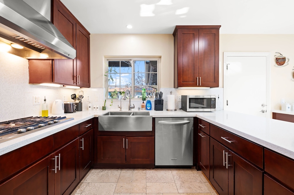 Luxury Estate With Sparkling Pool Elegant Amenities