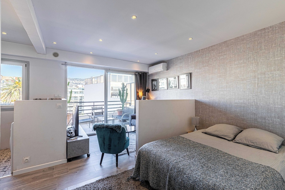 Magnificent Studio in the Center of Cannes / Terrace - 30m2 view 3