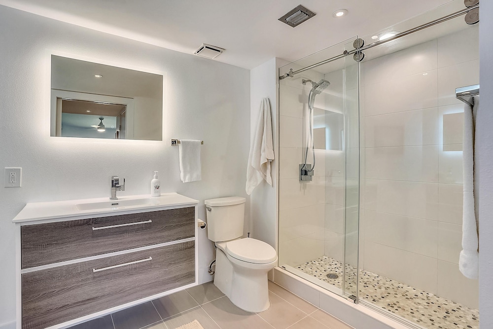 Land's End 11-203 Beach Front - Premier