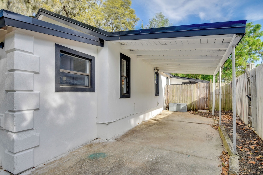 Stroll to Shore: Retreat w/ Yard in Daytona Beach