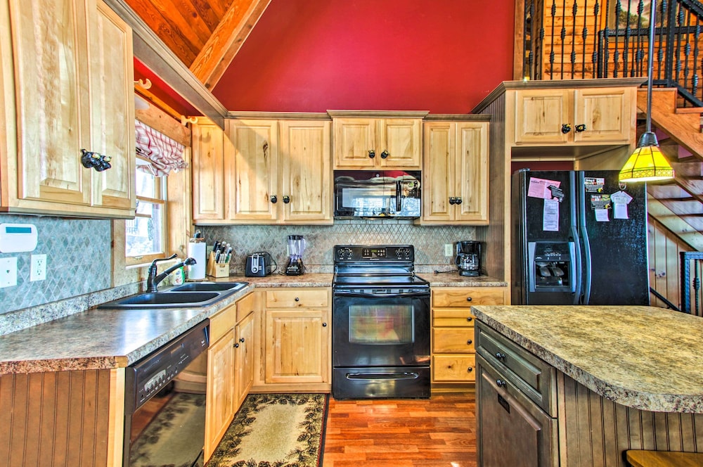 2 Mi to Ober Mtn: Hot Tub & Deck at Cozy Cabin!