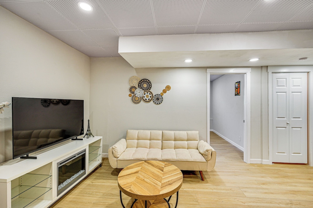 1 Mi to Puget Sound Shores: Modern Des Moines Apt!