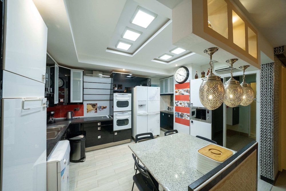 Luxury Three bedroom Apt Al Yasmin
