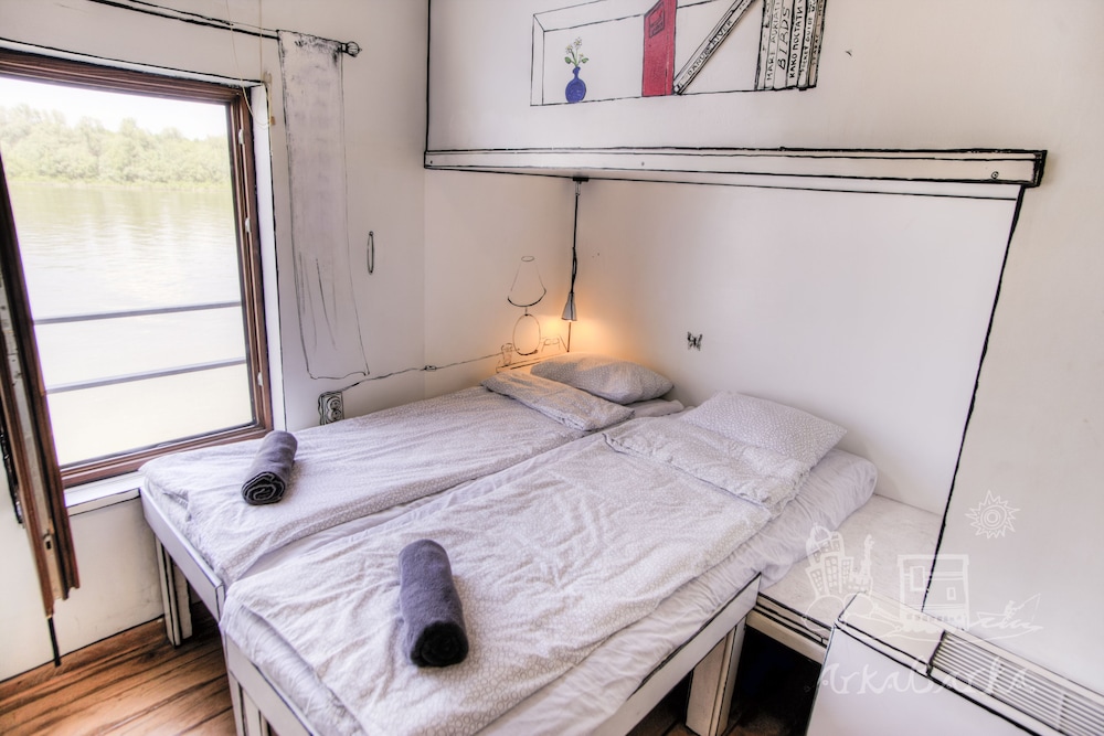 ArkaBarka Floating Hostel and Apartments