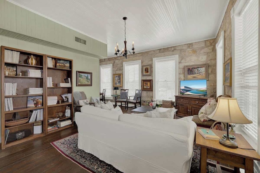 Fountain Suite-stay Right on Historic Main Street in the Heart of Fredericksburg