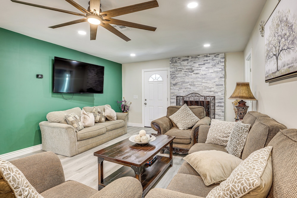 3 Mi to Desert Diamond Arena: Peoria Home w/ Yard!
