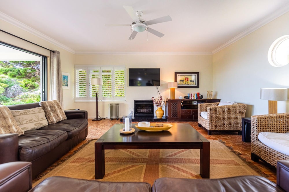 Camps Bay 4bed Home w Pool and Views Alma Marina
