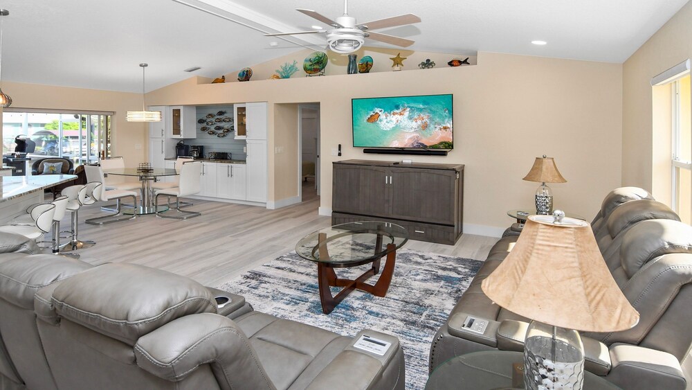 Just Chill Modern Canal Villa w Heated Pool