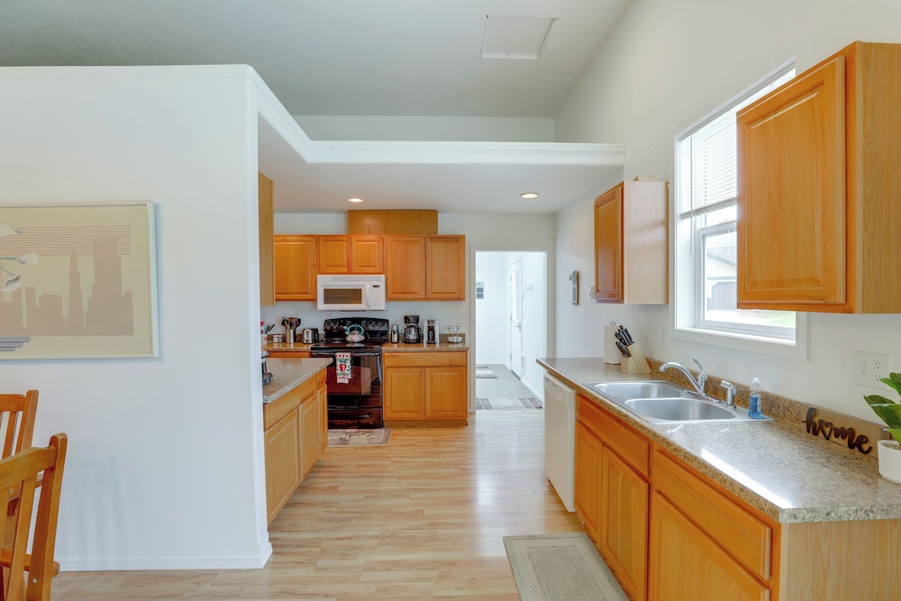23 Mi to Glacier Natl Park: Mtn-view Gem w/ Patio