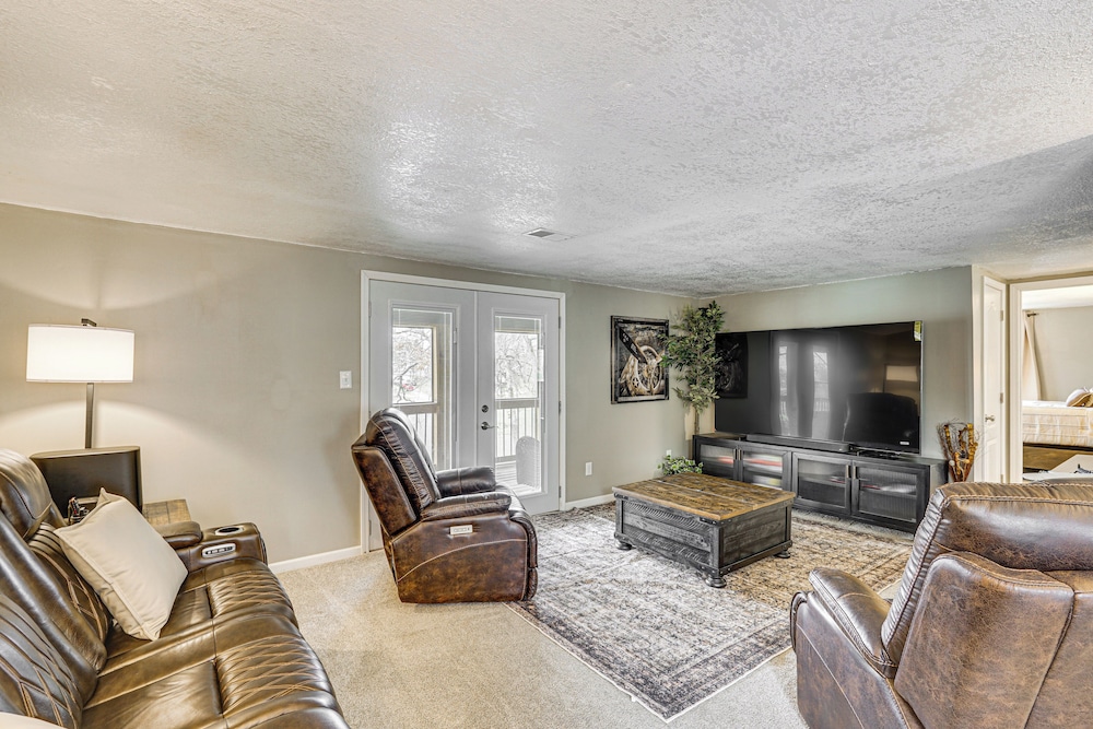Truman Lake Retreat: Large Deck & On-site Fishing!