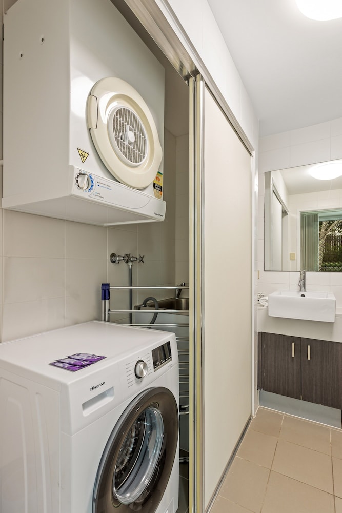 Central Cosy 2-bed With Pool and Near QUT & CBD
