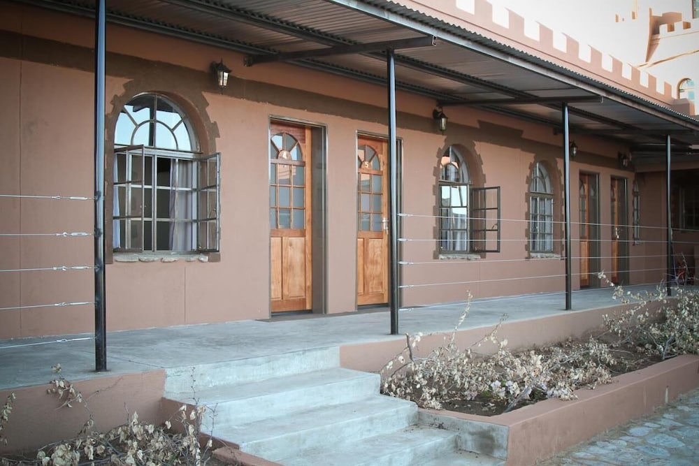 Sweet Thorn Retreat Airport Lodge