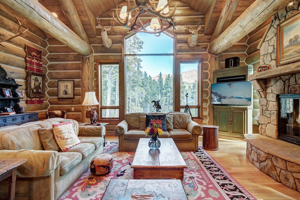 Bear Lodge 6 Bedroom Home by RedAwning