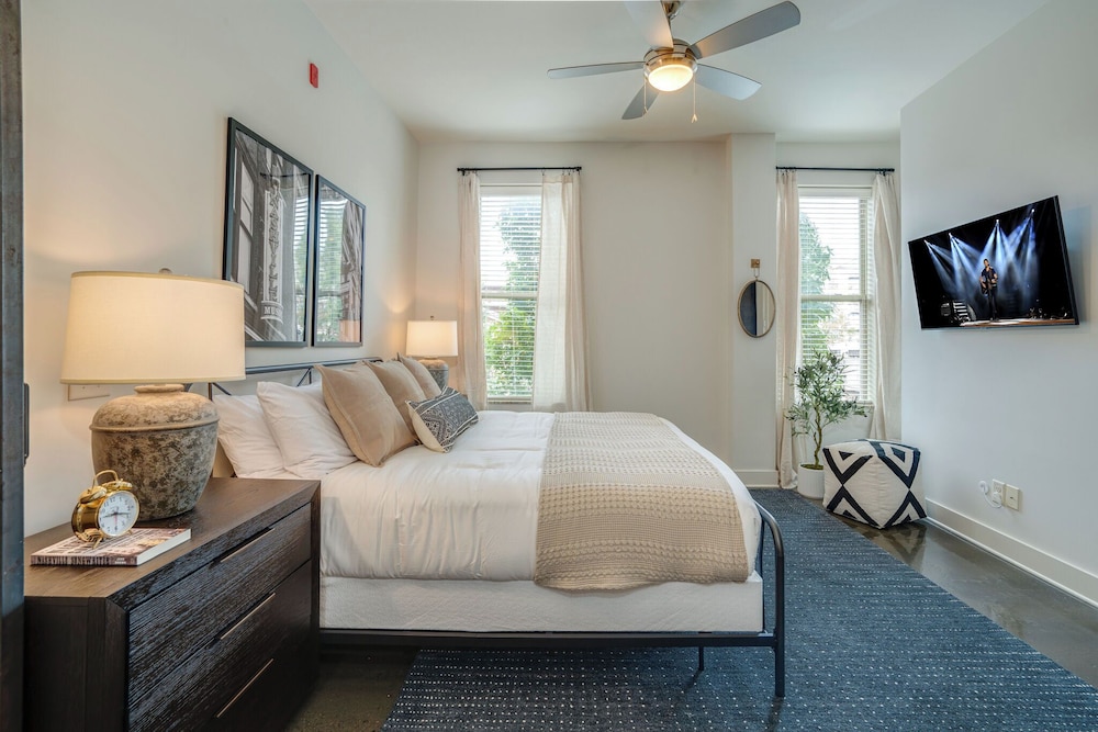 Lofts At 30th - Urban Lodge - Mins to Broadway!