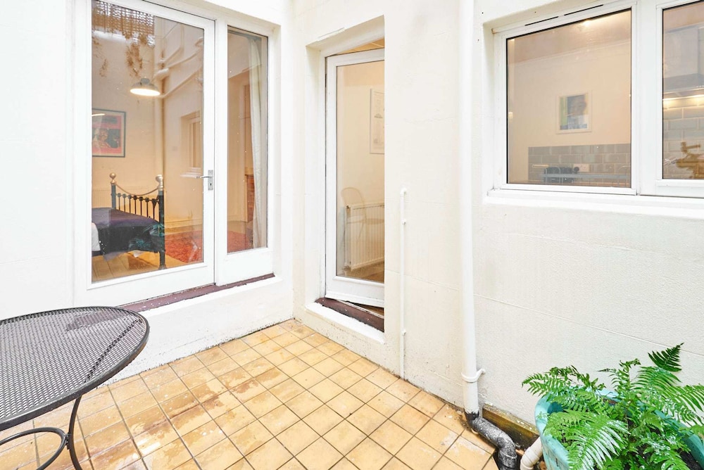 Host Stay Garden Flat