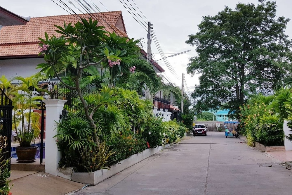 Hotel Madee Villa - Pattaya Holiday House Walking Street - Image 1