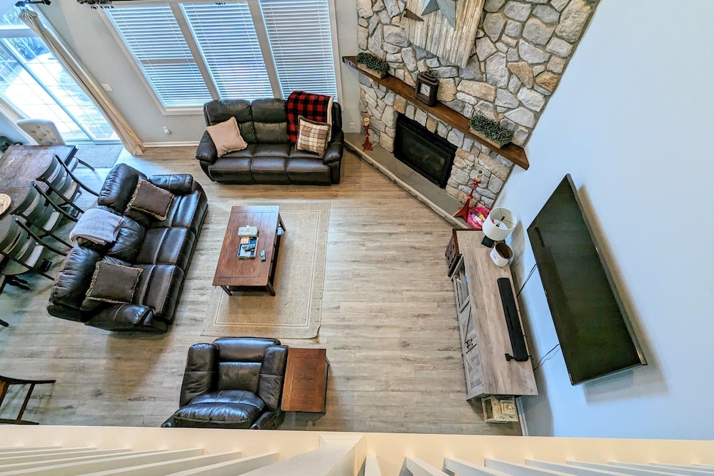 The Nest at Pinecrest by Avantstay Hot Tub Spacious Deck Game Room Fire Pit