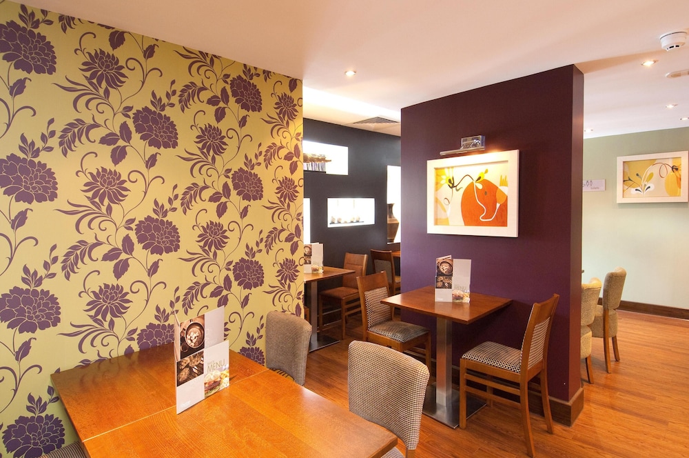Premier Inn London Gatwick Manor Royal 3