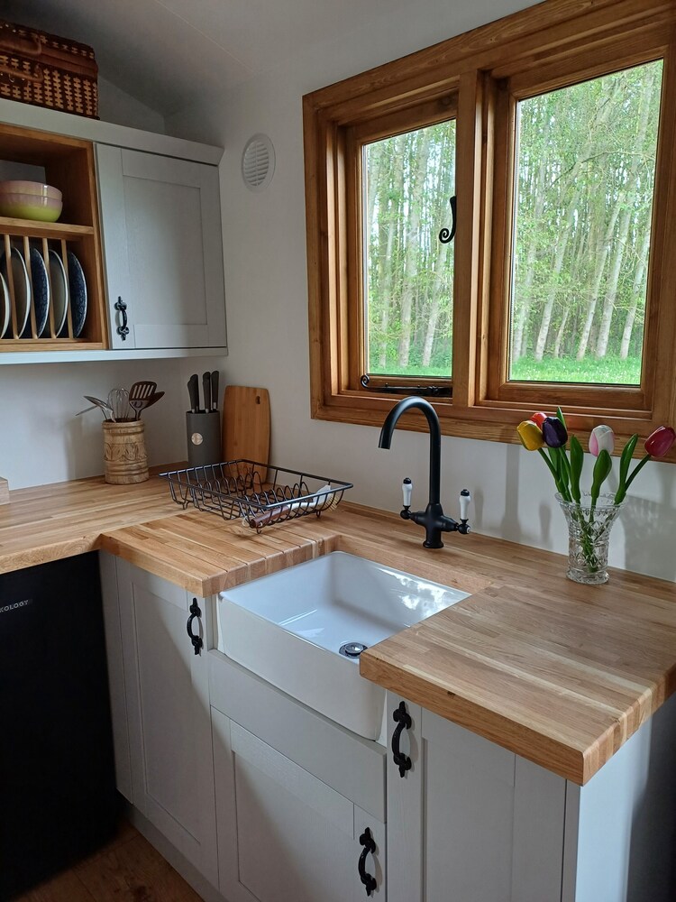 The Heartwood - Luxury Cabin Near York view 4