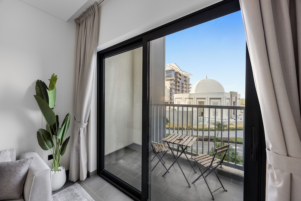 Modern 1BR with Balcony Sobha Hartland