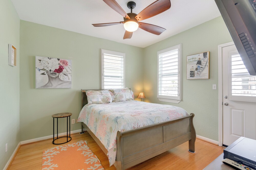 Boat Slip + Decks: Waterfront Gem Near Galveston!