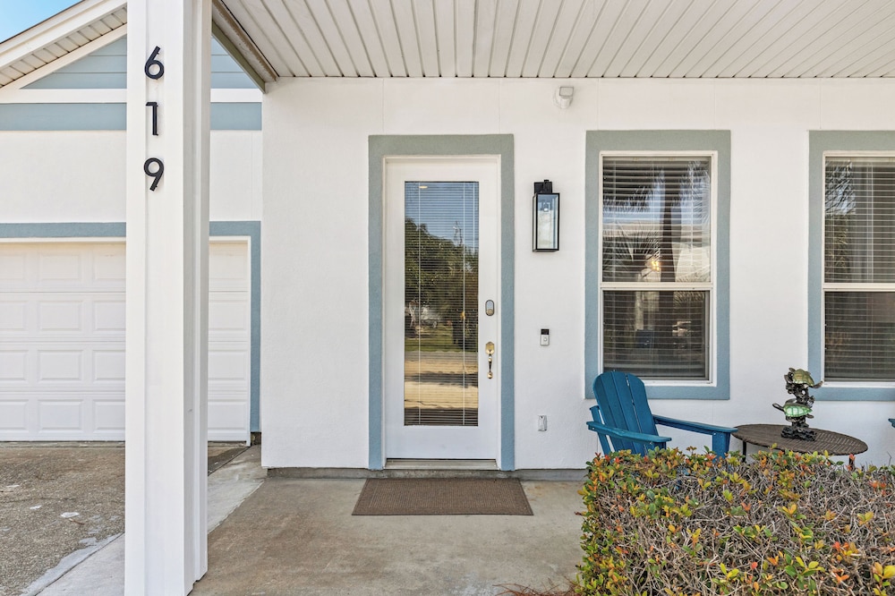 Beach House Spacious 4BR Retreat With Gulf Views & Observation Deck!