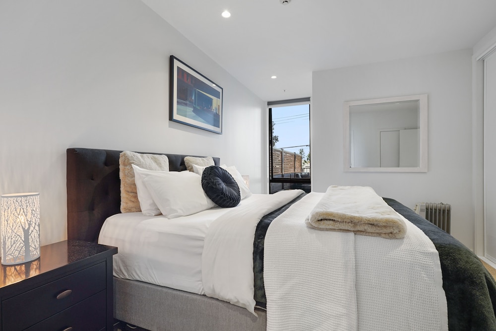 Groovy Apt Close to Onehunga Mall Centre view 5