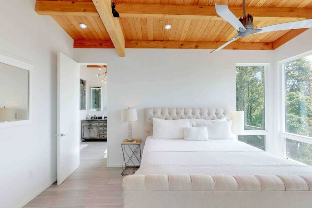 Sky-high Luxury w Million Dollar Views