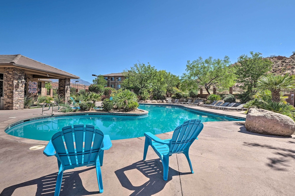 25 Mi to Zion: Rock 'n' Roll Condo w/ Mtn View!