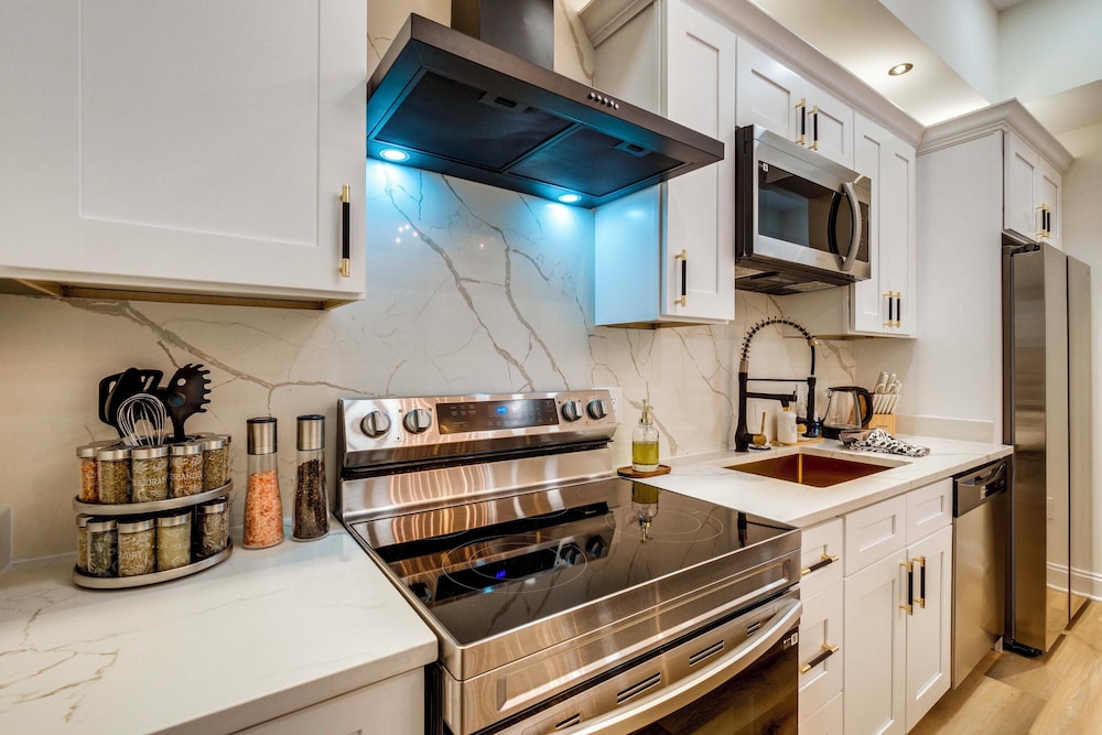 1 Mi to Dtwn: Hot Tub Haven in Richmond!