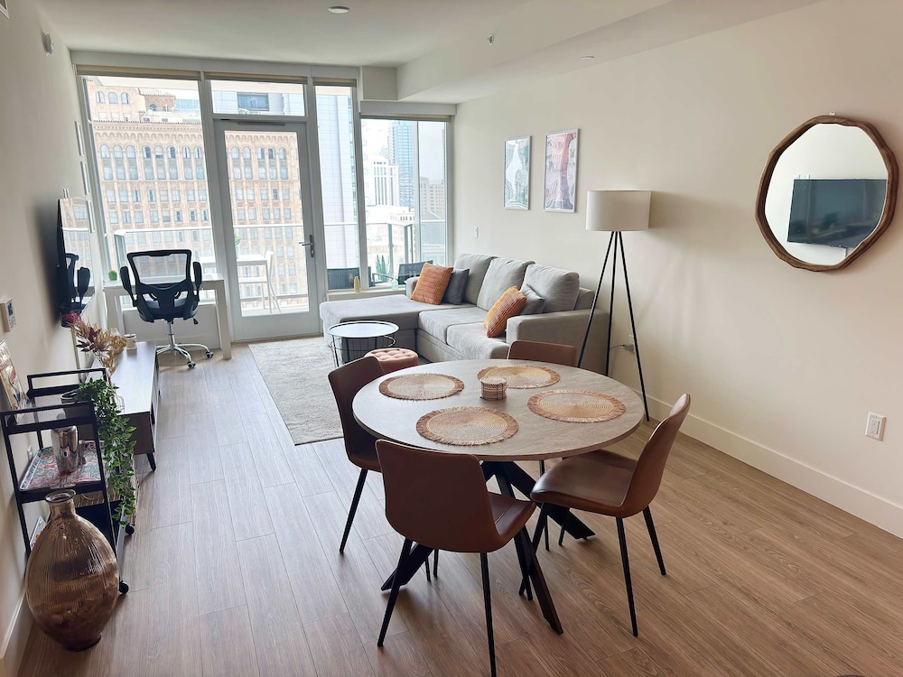 NEW Upscale Downtown San Diego Stay Queen Bed Pool Sauna