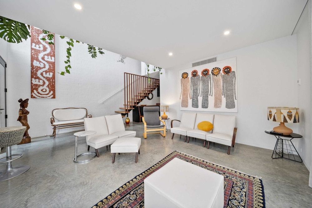 Luxurious 2-bed: Pool, Lift, Dining