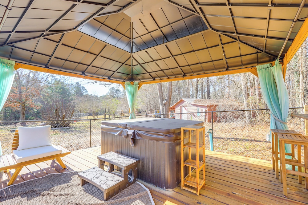 Private Hot Tub & Sauna: Georgia Nature Retreat!