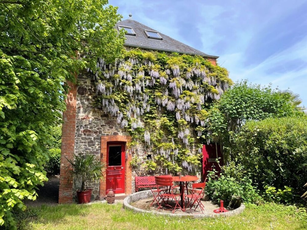 Spacious Apartment With Garden