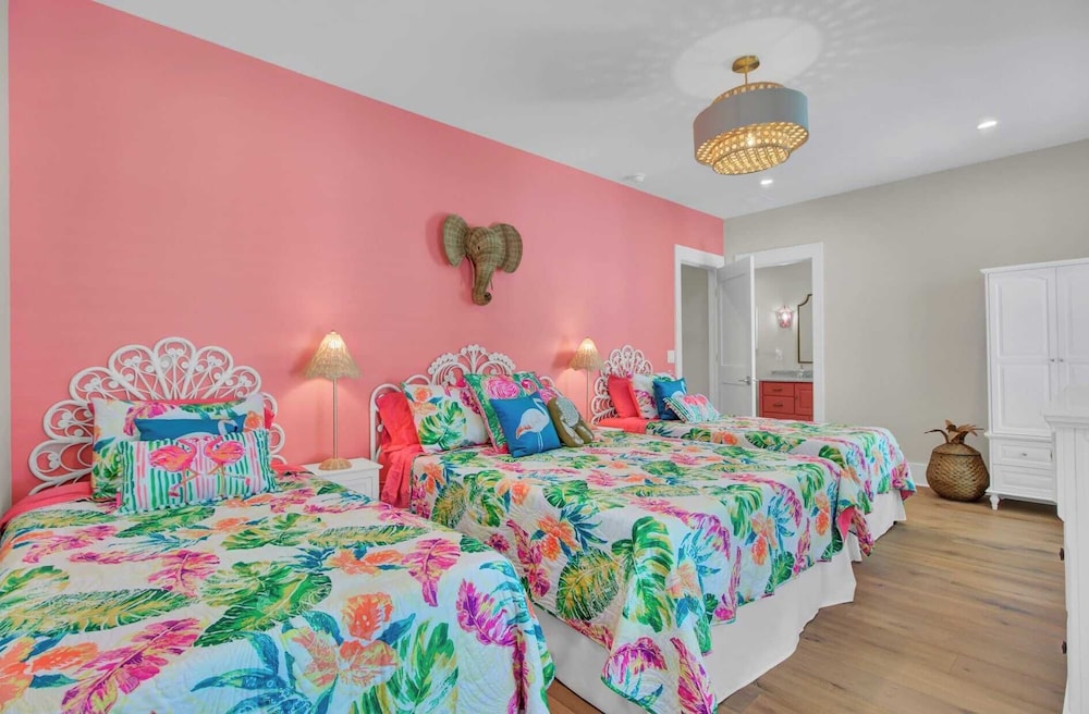 Walk to the Beach + Private Pool, Rooftop Terrace, Balcony 3602 Cameron