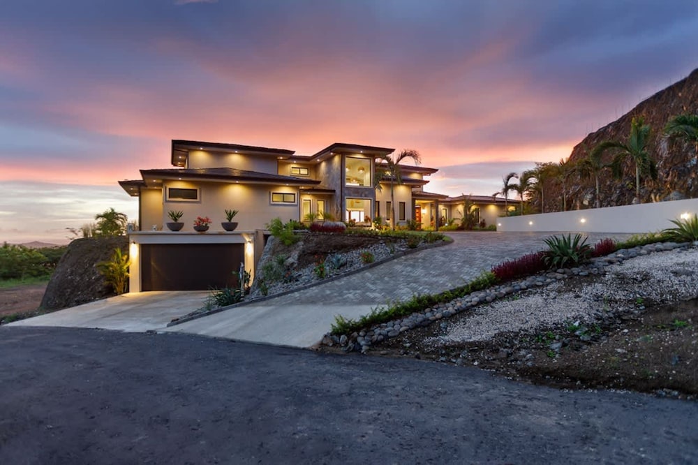 w Breathtaking 9BR Villa in Costa Rica
