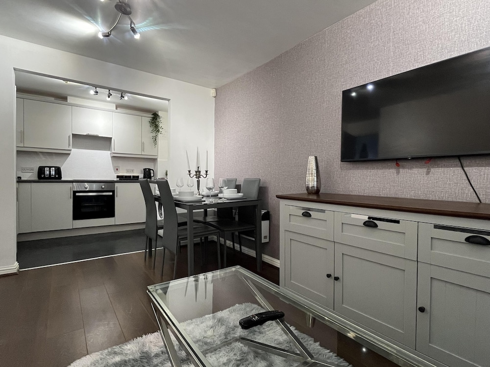 Modern Spacious Apartment in Private Grounds view 4