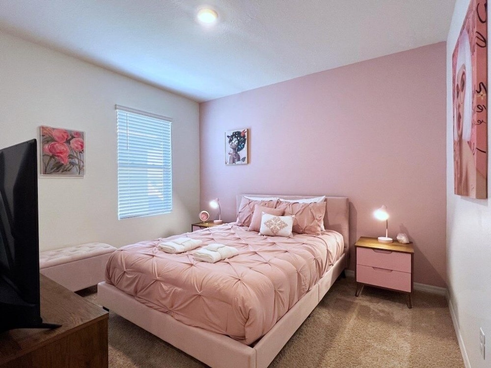 Beautiful 5 Bed Pool Home With Game Room-7543ol 5 Bedroom Home