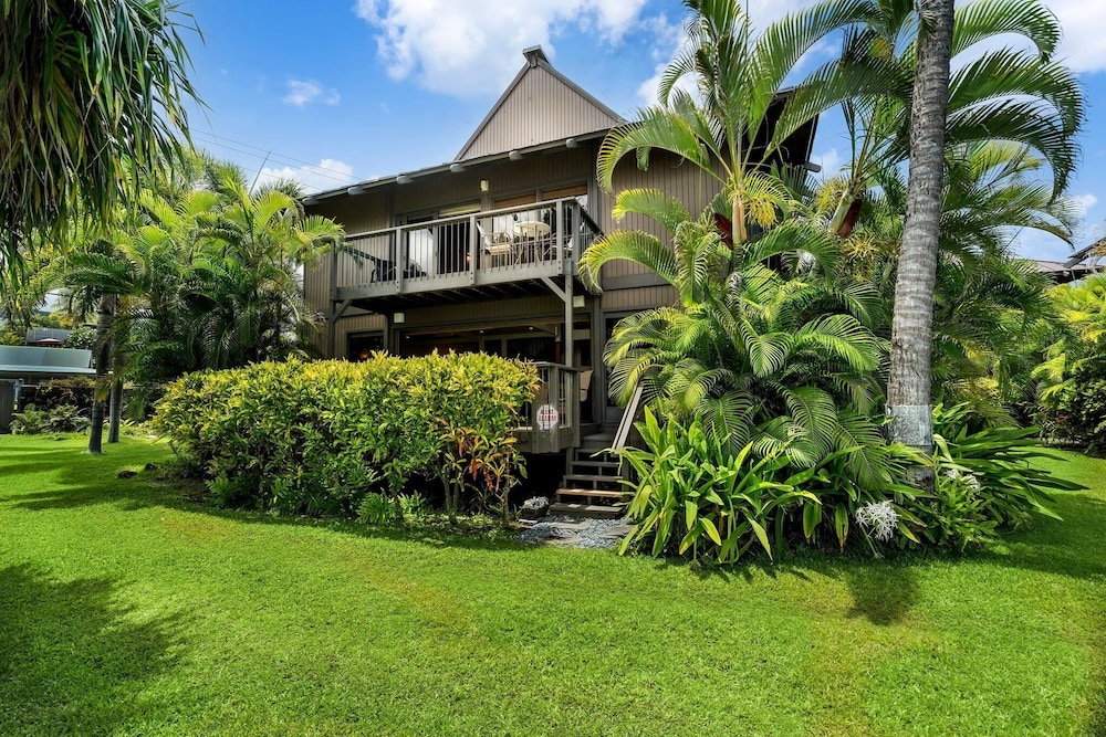 Beautiful Oceanfront - Air-conditioned - Sleeps 6 - Walk to Beach - Vrkcv