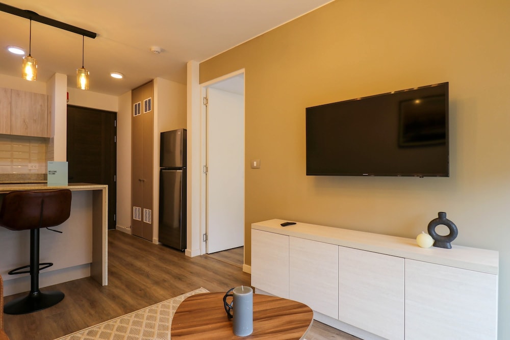 w Radiant 1BR With Modern Balcony in San Isidro