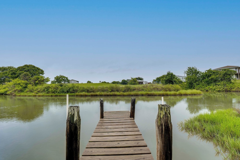 Fish & Boat: Home w/ Spacious Yard in Seadrift