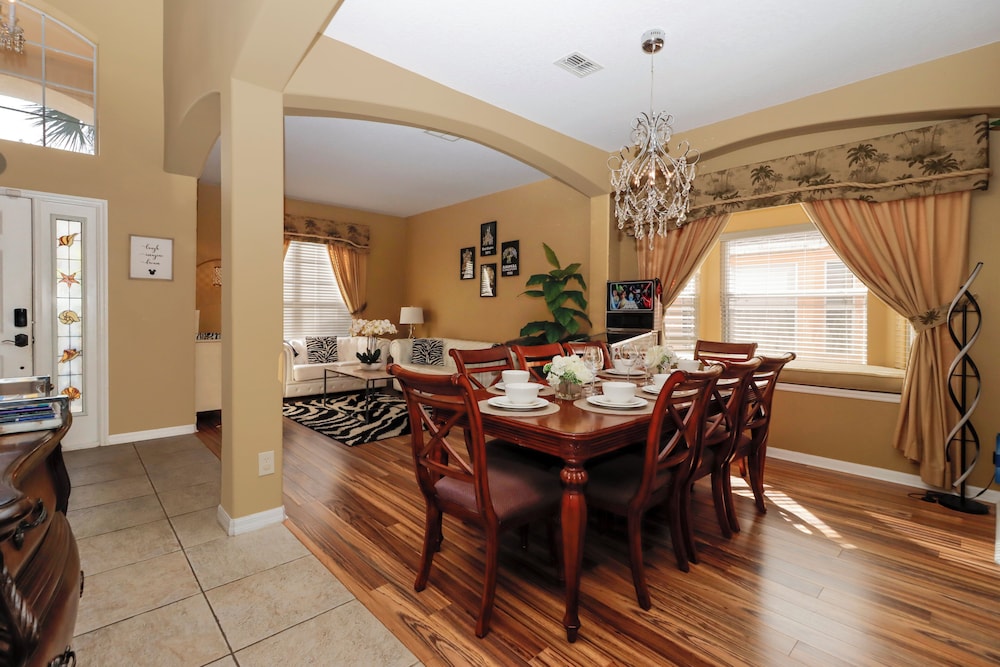 7 Bedrooms Perfect For Large Families Or Groups! - Image 4