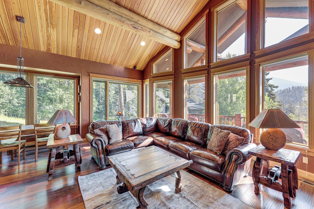 Ski-in/out, Hot Tub: Spacious Retreat in Whitefish