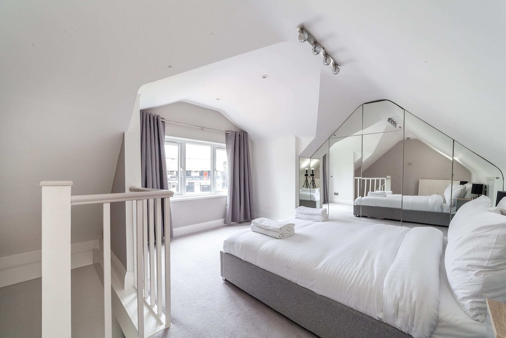 Spacious Battersea Gem With Balcony Bliss