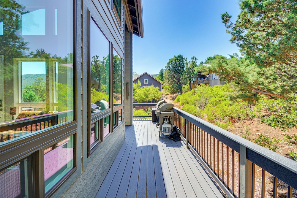 Hot Tub + Deck: Mtn-view Pine Getaway! view 5