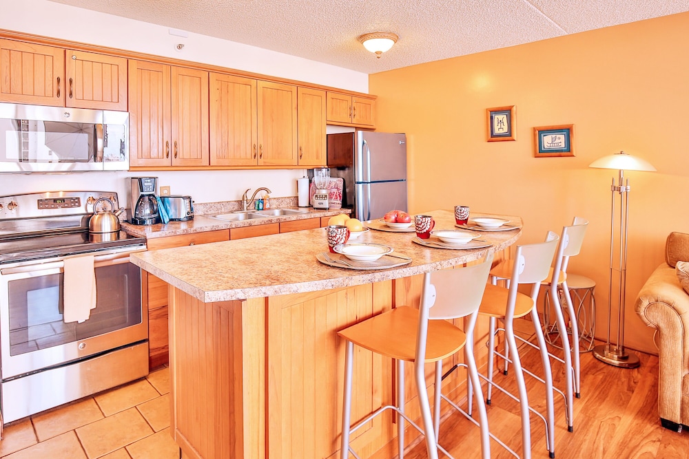 High Floor Ocean View Condo (King Bed and Parking): kitchen photo
