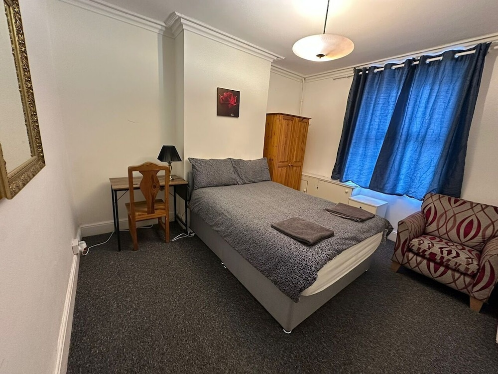 Luton Town House Near Airport